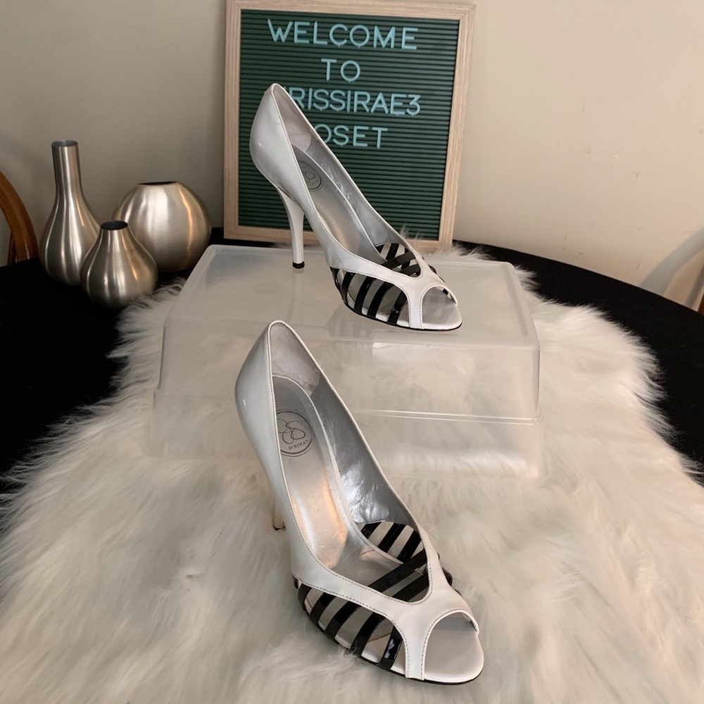 Jessica Simpson White & Black Heels Size 7